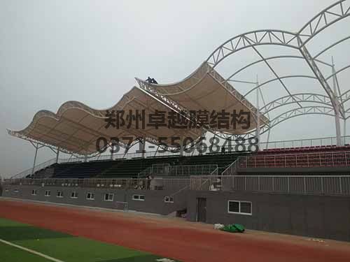 安裝膜結(jié)構(gòu)具有一定危險(xiǎn)性，需做好安全措施