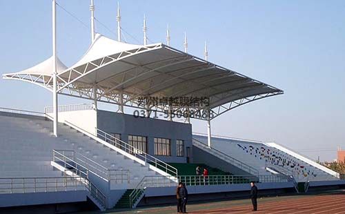 某學(xué)校的膜結(jié)構(gòu)看臺(tái)實(shí)拍圖