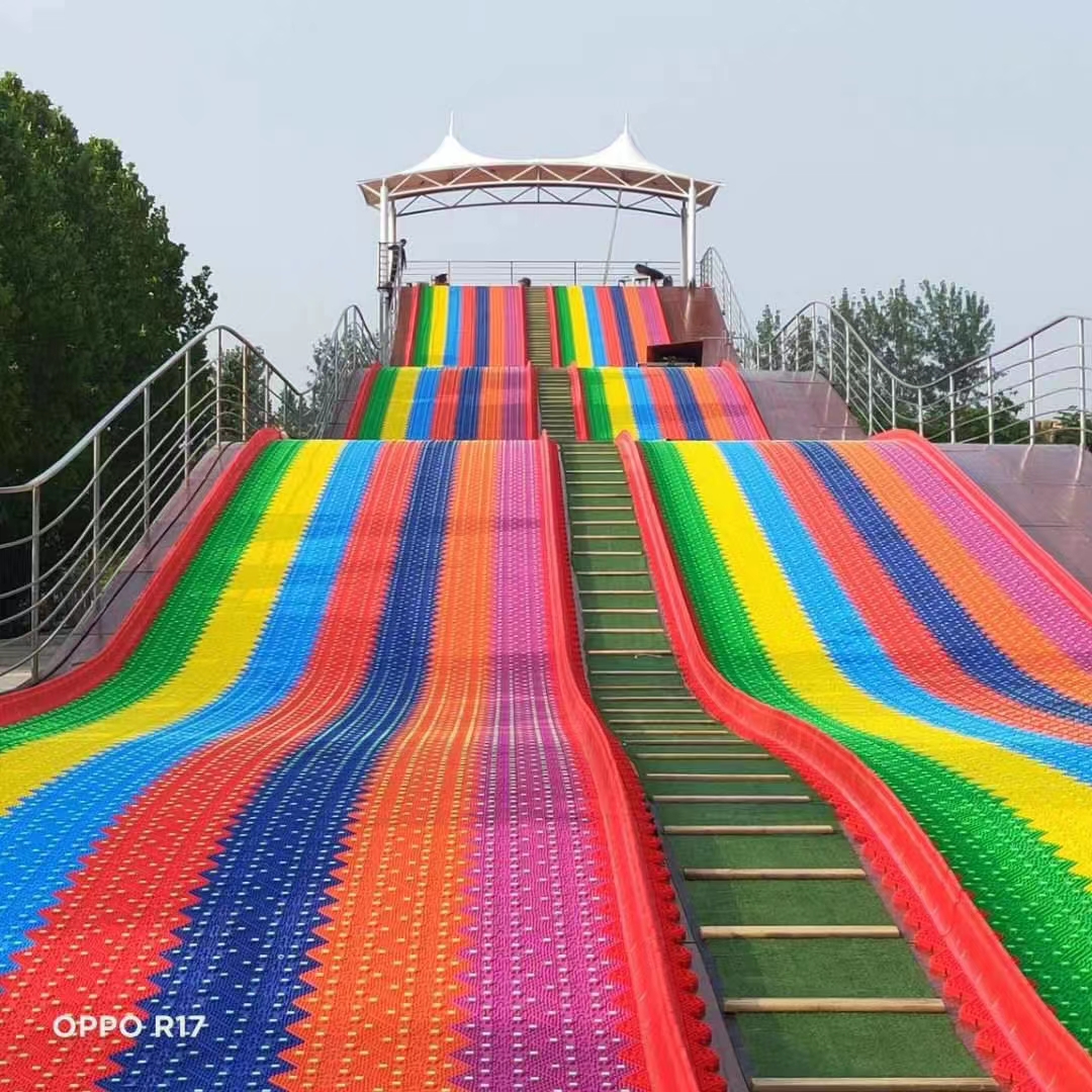 滑世界上邊的遮陽棚是什么材質