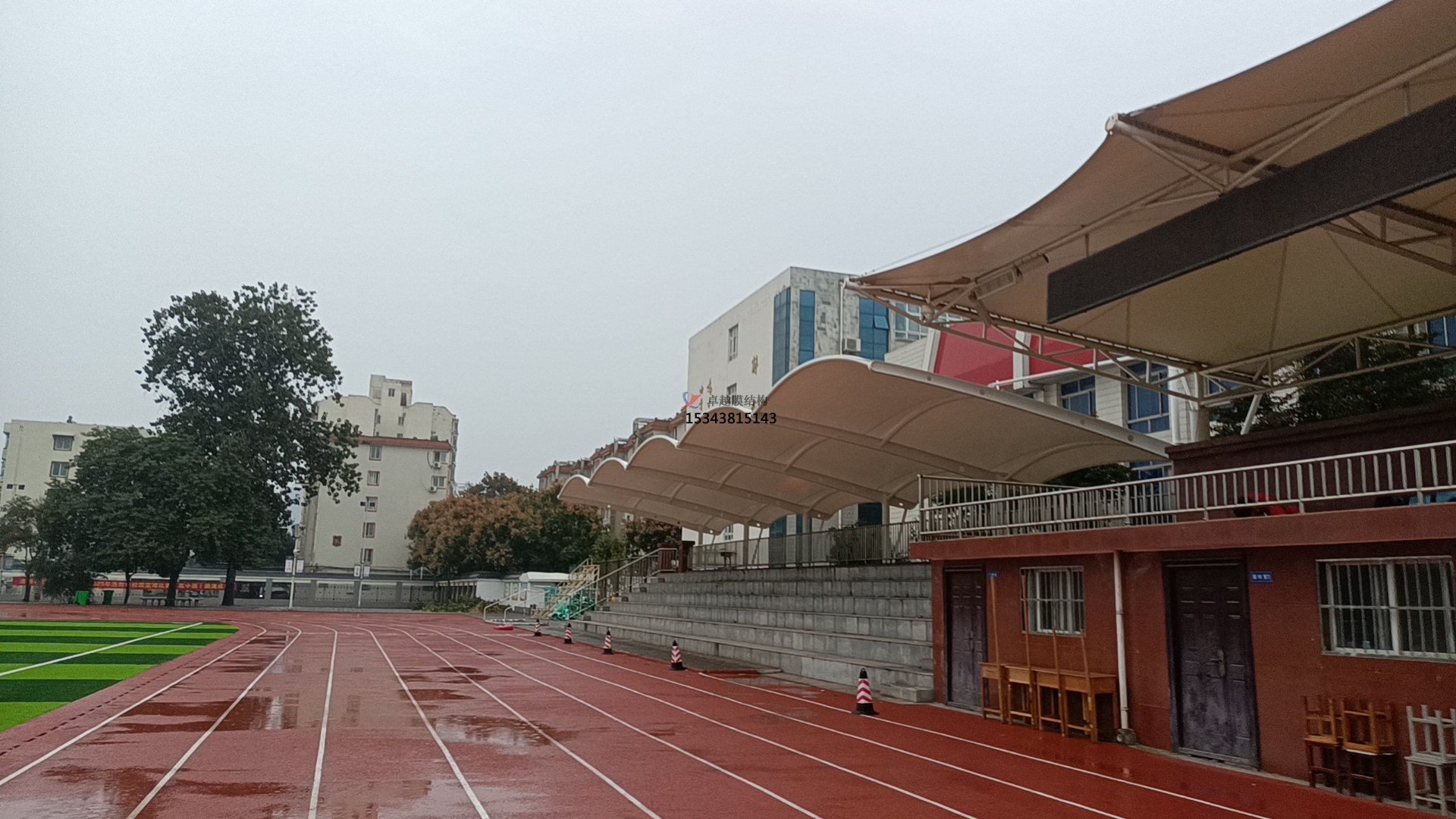 學(xué)校田徑場(chǎng)<font color='red'>膜結(jié)構(gòu)看臺(tái)</font>遮陽(yáng)棚如何選擇材料？不同材料對(duì)其性能有何影響？